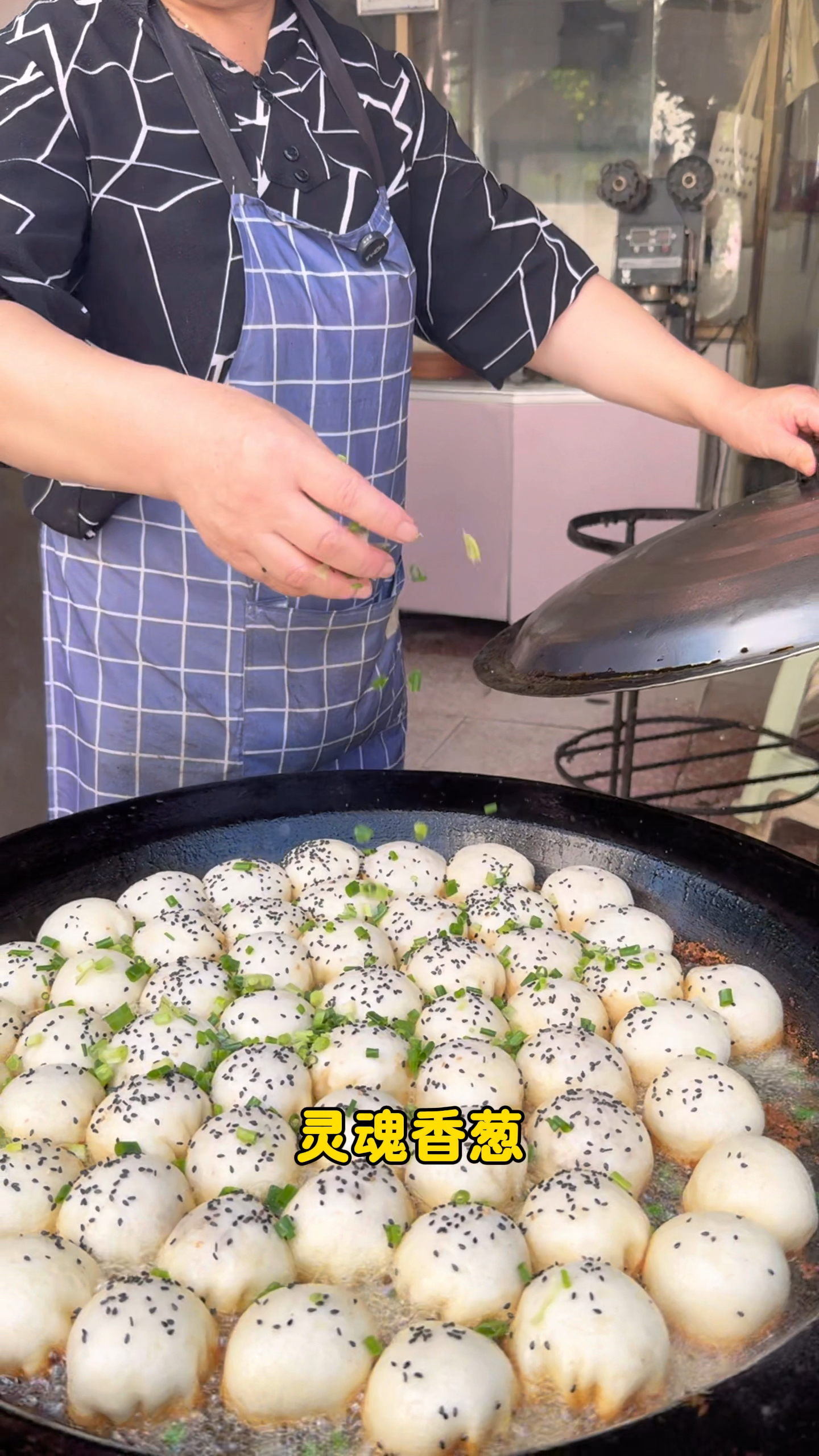 崇明新河镇老街探一家开了20多年早餐店,招牌生煎小笼巨好吃!