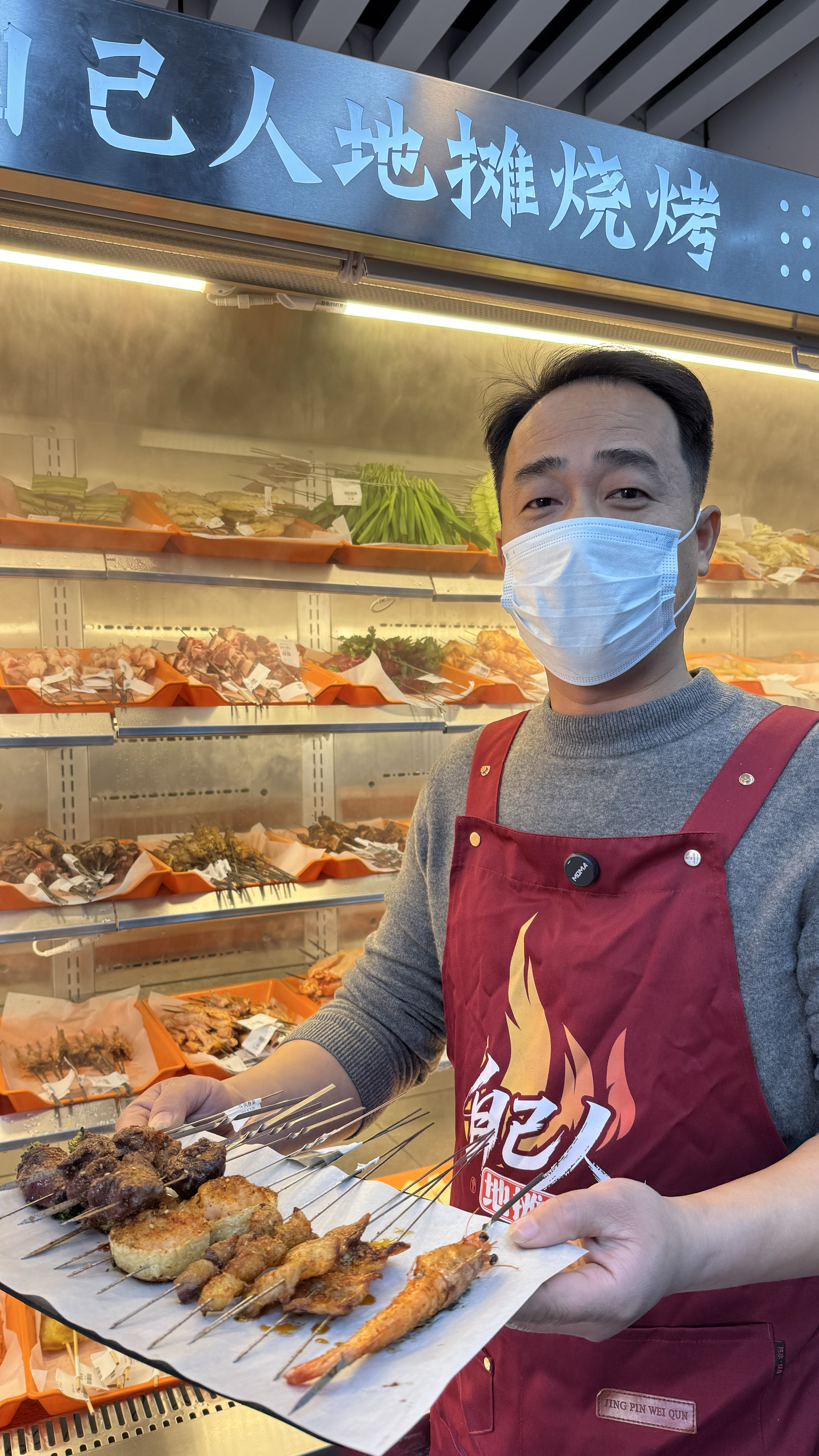 崇明南门街边探一家烧烤店，店里95%食材都是每天新鲜现串的