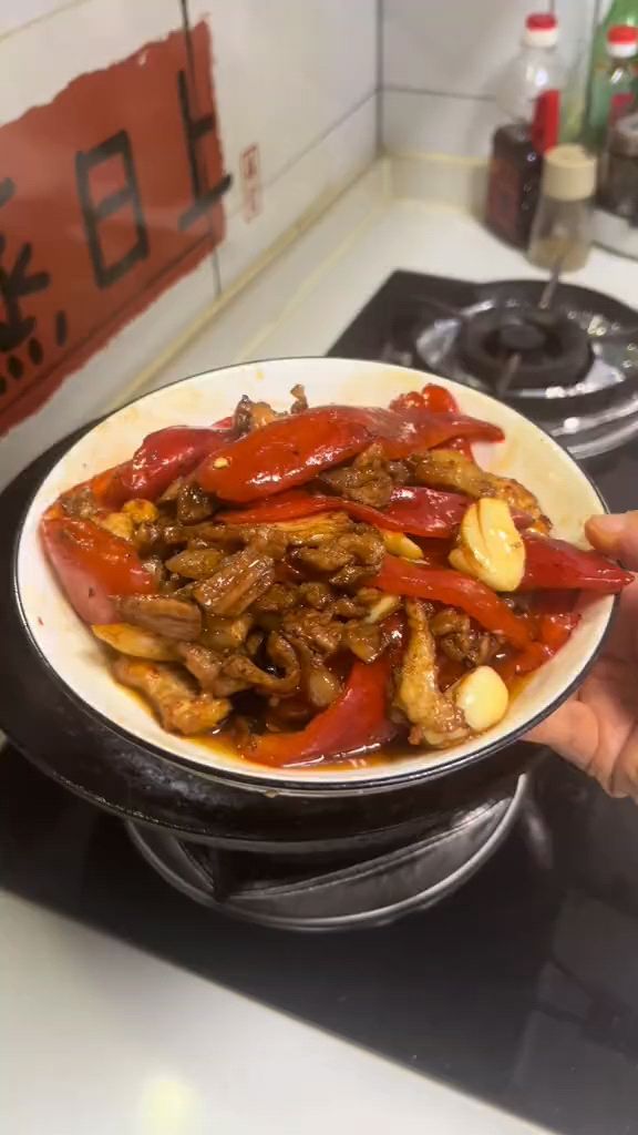 香喷喷的大红辣椒炒肉