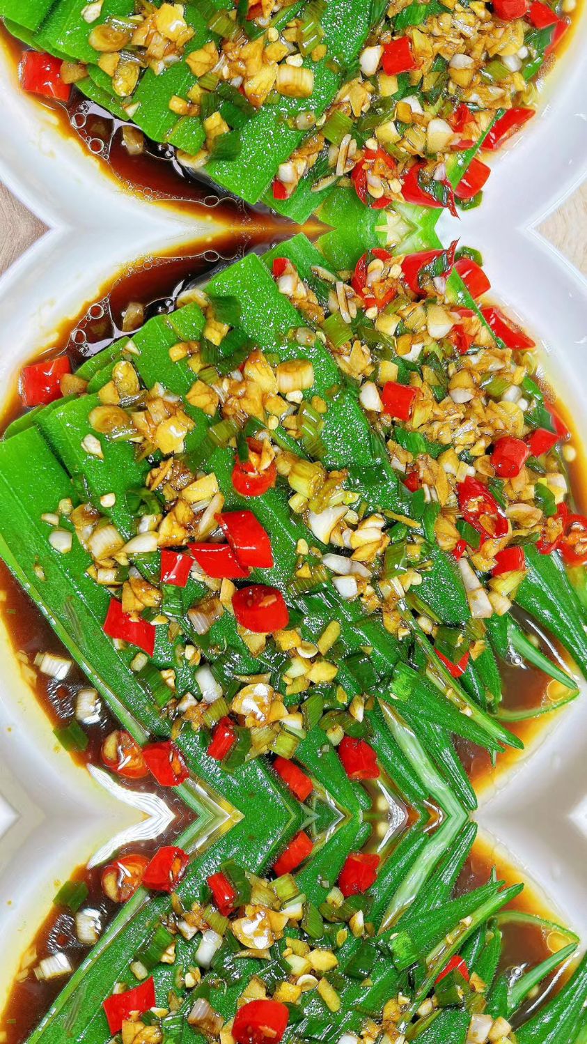 今天分享个凉拌秋葵的做法,几分钟就可以做好,