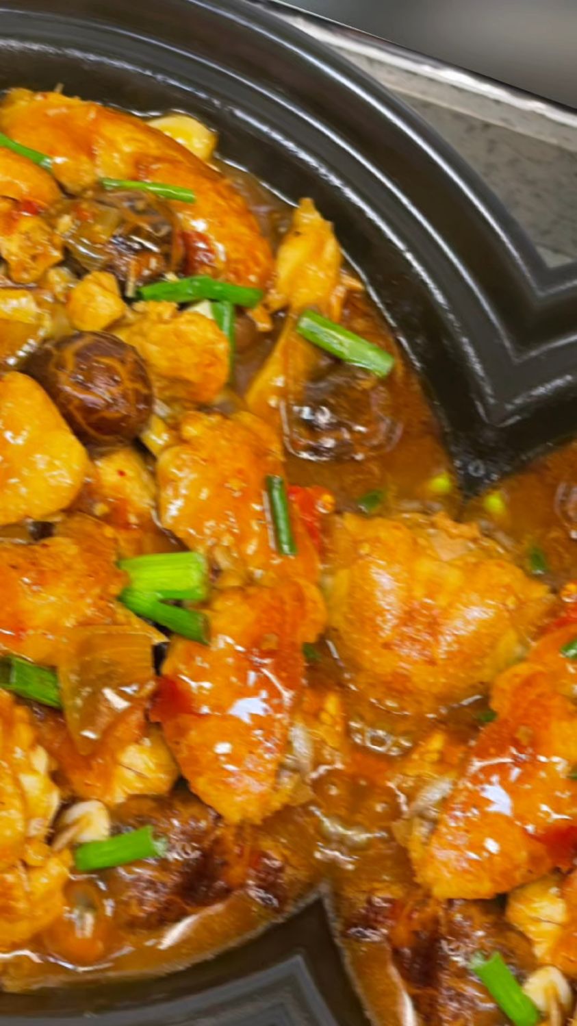 香菇炖鸡！香嫩美味！拌饭一绝！ 鸡肉鲜嫩软烂，香菇吸满了汤汁，