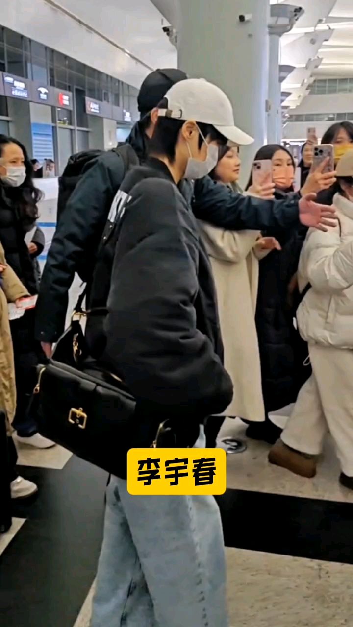 李宇春出行路透,戴鸭舌帽+口罩,低着头走路好低调!