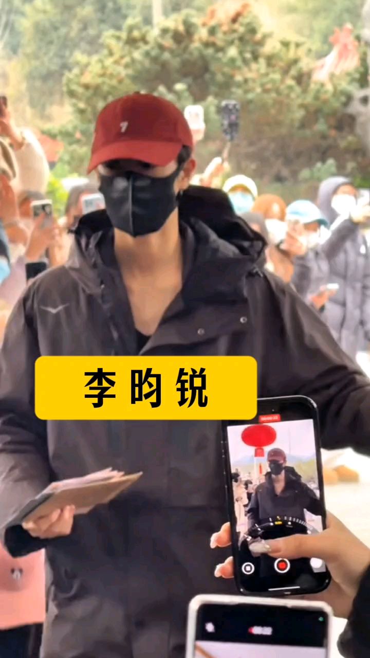 李昀锐上班啦!戴着红色鸭舌帽真亮眼,手里收了一叠信件。