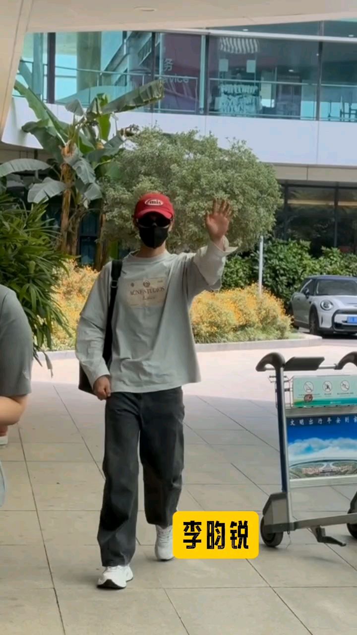 李昀锐向大家挥手打招呼,戴红色鸭舌帽好亮眼!