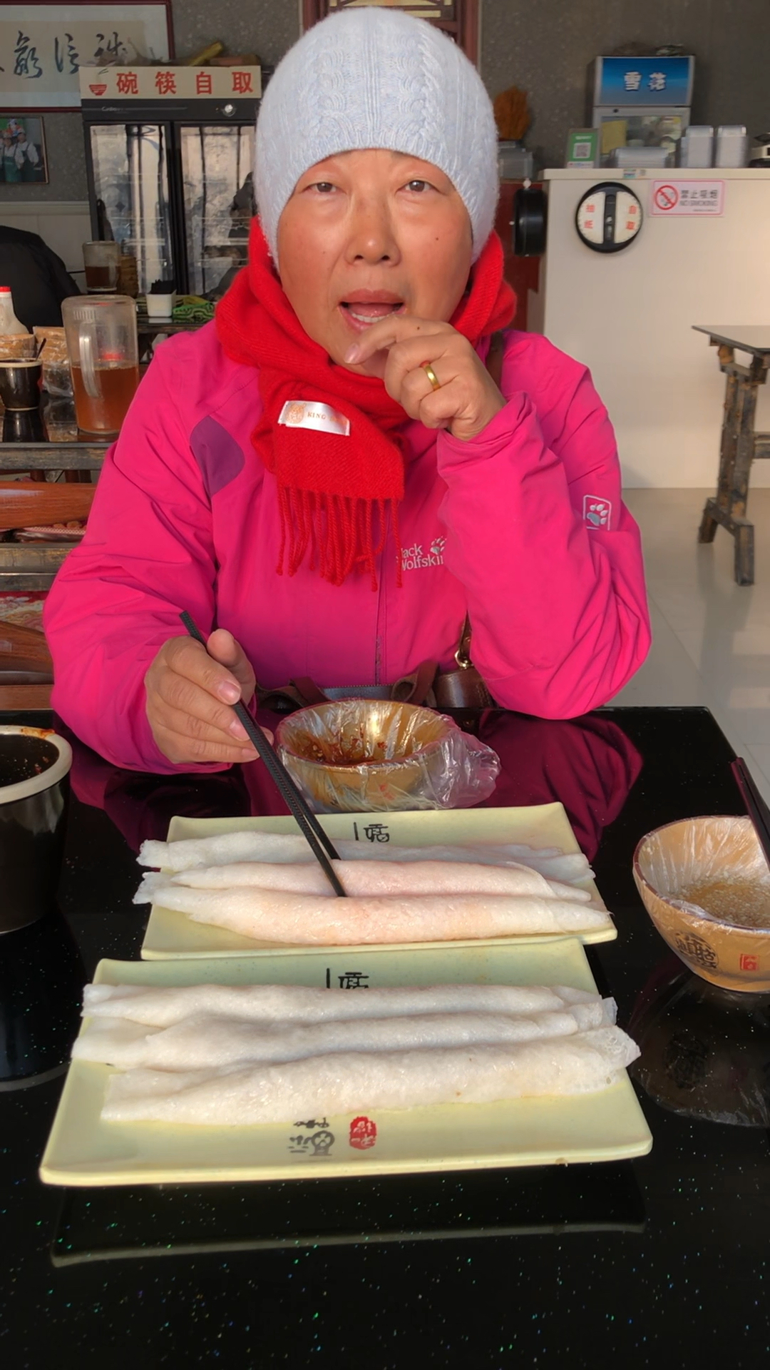 清涧满大街都是煎饼店,有肉的、土豆丝和豆干的,每样都尝尝