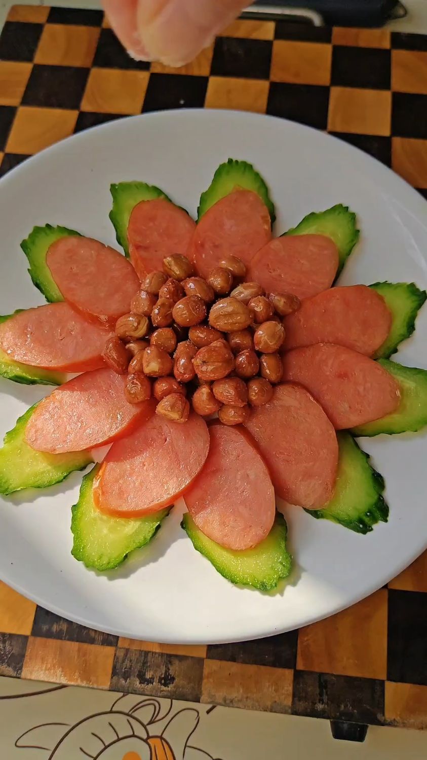 黄瓜香肠花生米凉菜拼盘，年夜菜简单易学，安排上