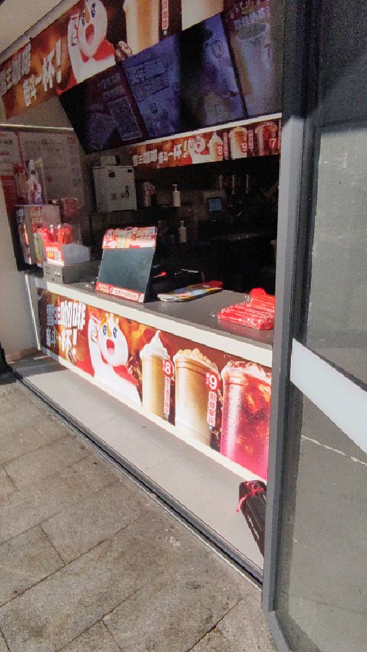 蜜雪冰城奶茶店取货中