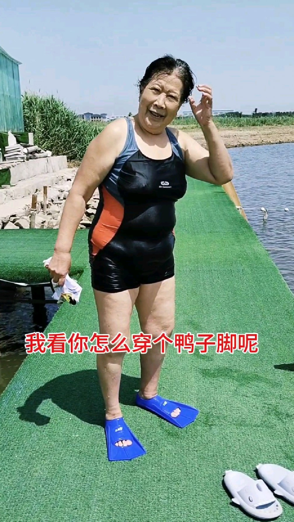 不叫鸭掌这叫脚蹼，戴上这个游泳可快了