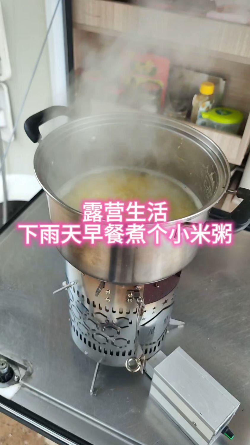 下雨天柴火炉煮个小米粥,温暖的早餐