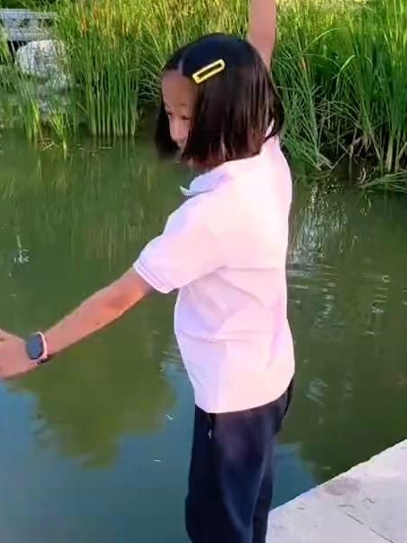 小小钓鱼人用她最喜欢的小物钓旋转浮漂户外钓鱼