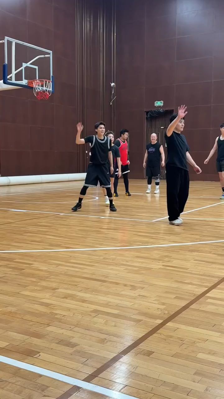 李易峰来成都打球