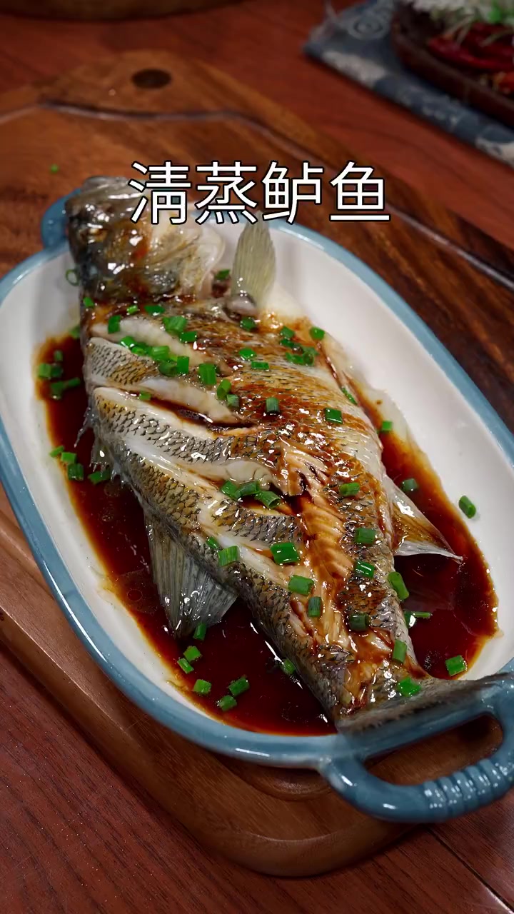 清蒸鲈鱼好吃有技巧，教你酒店秘制做法，鱼肉鲜嫩不腥，味透入骨