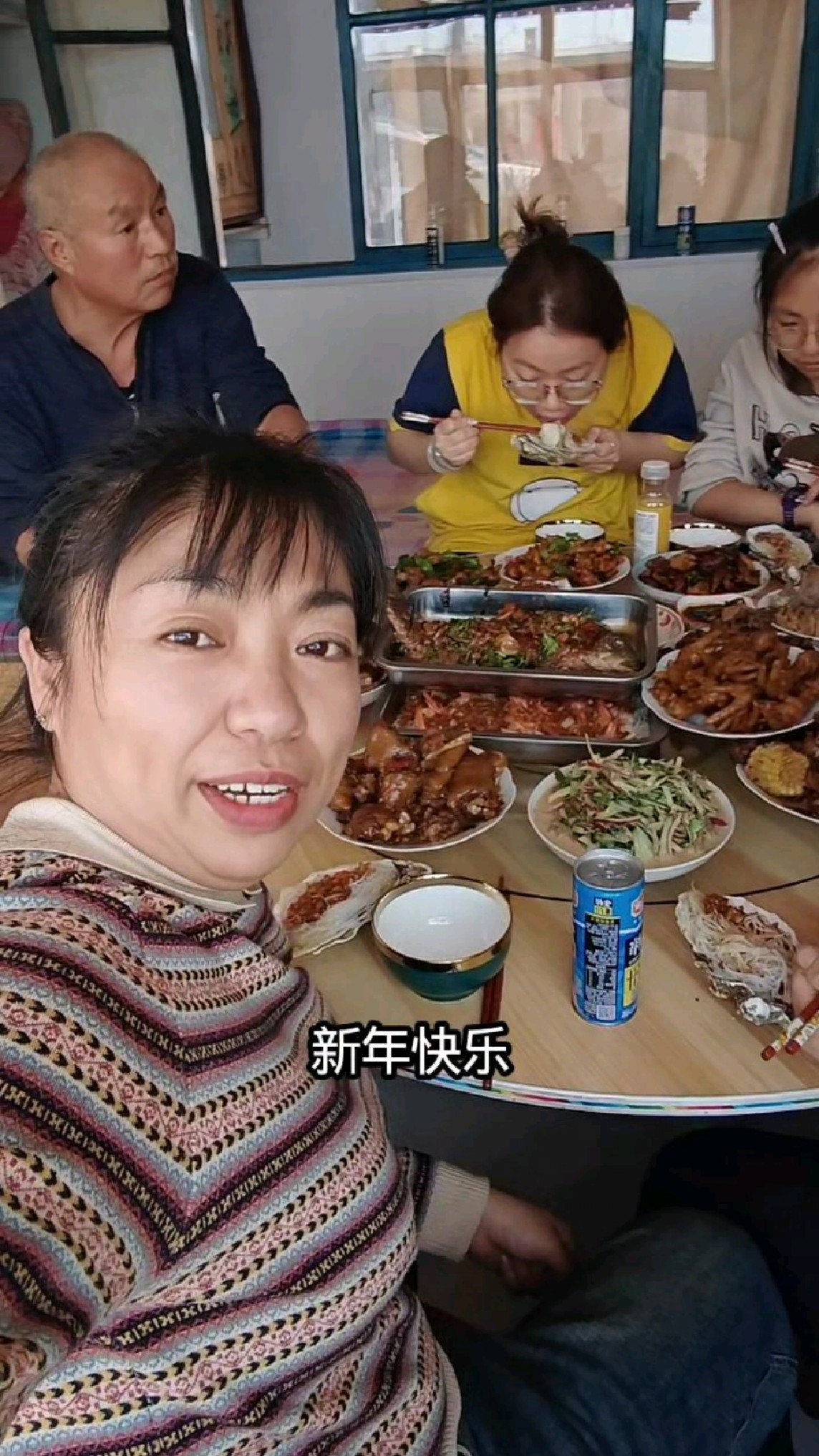 东北农村过大年,一家人用三个铁锅做十多个菜,看看都吃啥