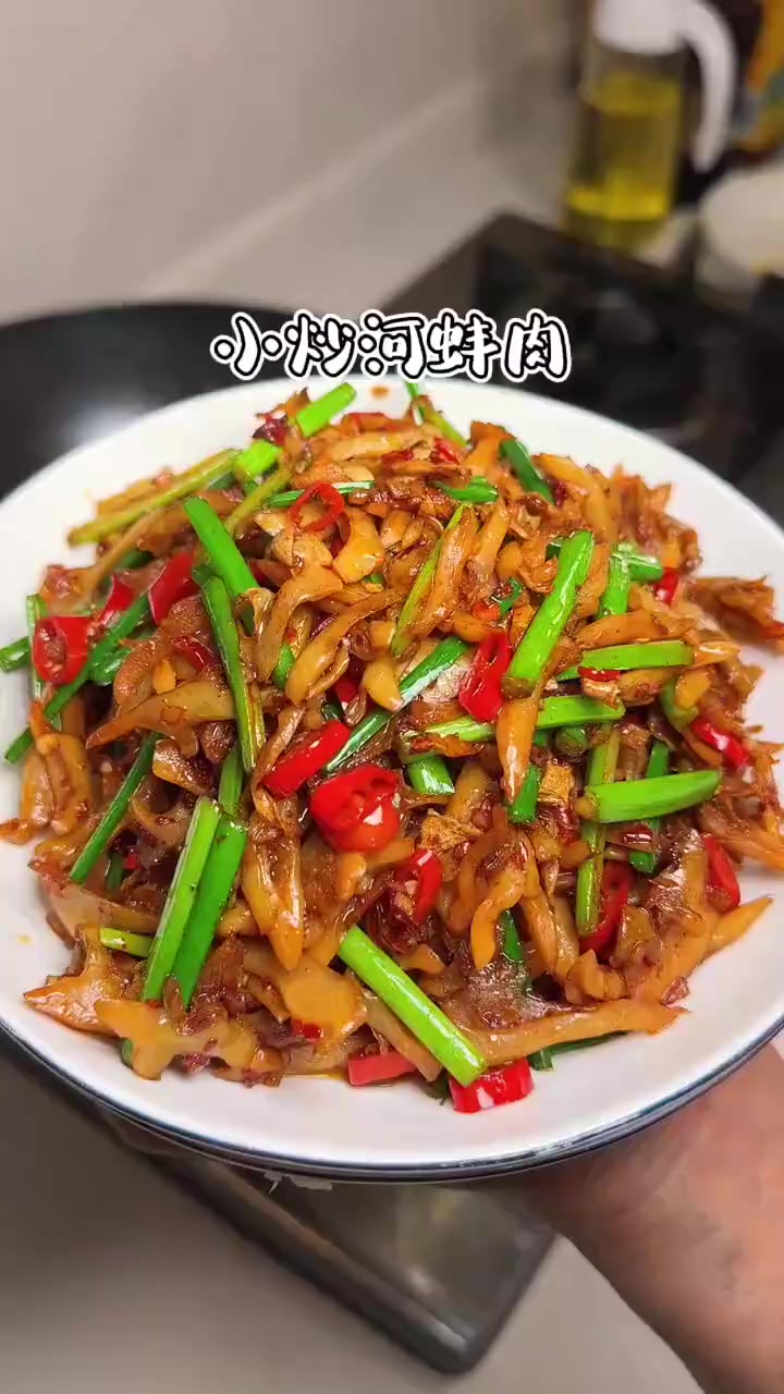 湘菜馆的经典特色菜小炒河蚌肉，用它下酒下饭那都是一绝
