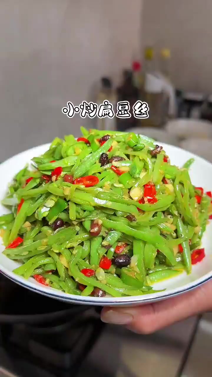 简简单单的一道清炒扁豆丝,鲜嫩好吃,也是一道下饭菜!