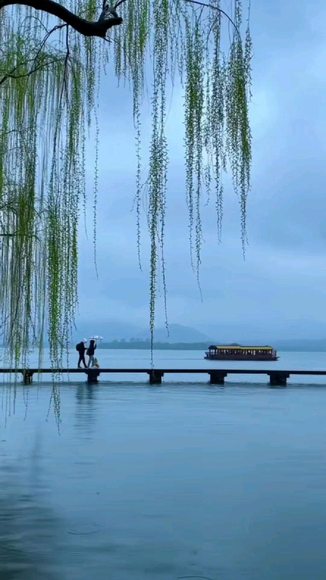 “好好生活,别想太多, 三餐四季暖,四季皆安然。”