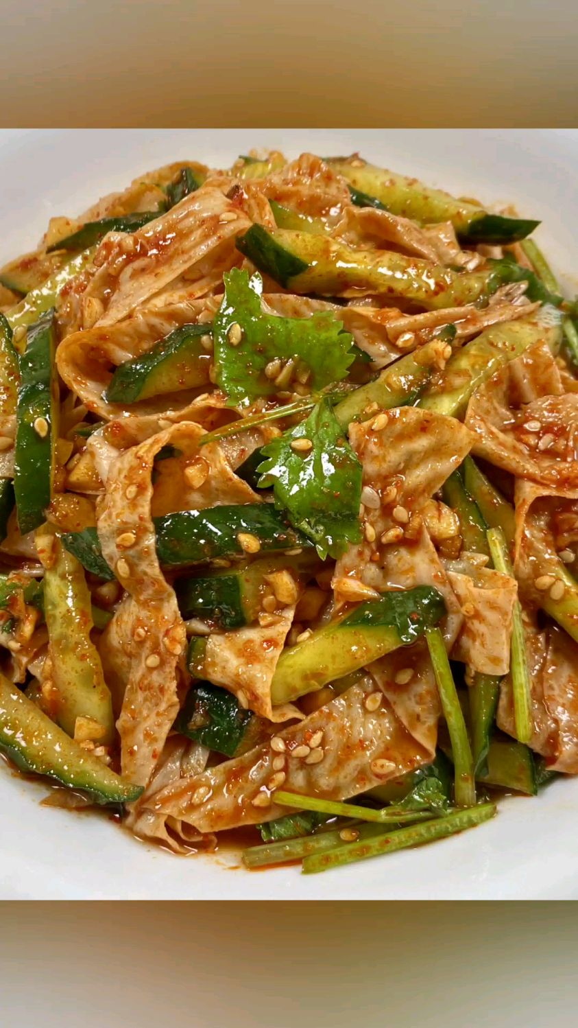 今天分享的是凉拌豆皮黄瓜,酸辣爽口,巨好吃。