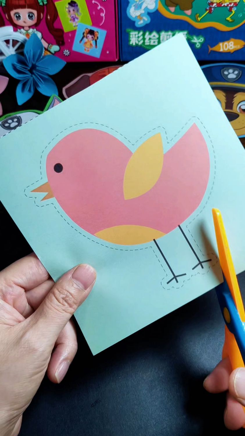 小鸡剪纸来喽,给小朋友安排一个做手工的快乐时光吧!