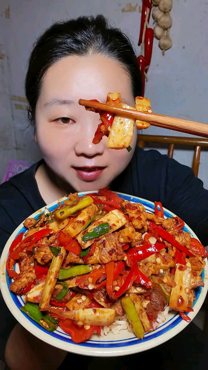 农村家常下饭菜，竹笋炒肉，香喷喷。