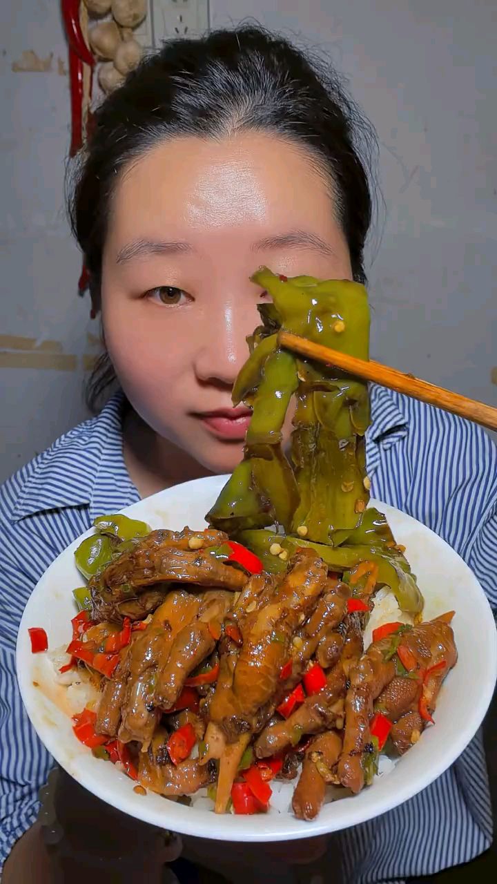 农村家常下饭菜,爆辣椒,辣椒炒卤鸡爪,香喷喷。