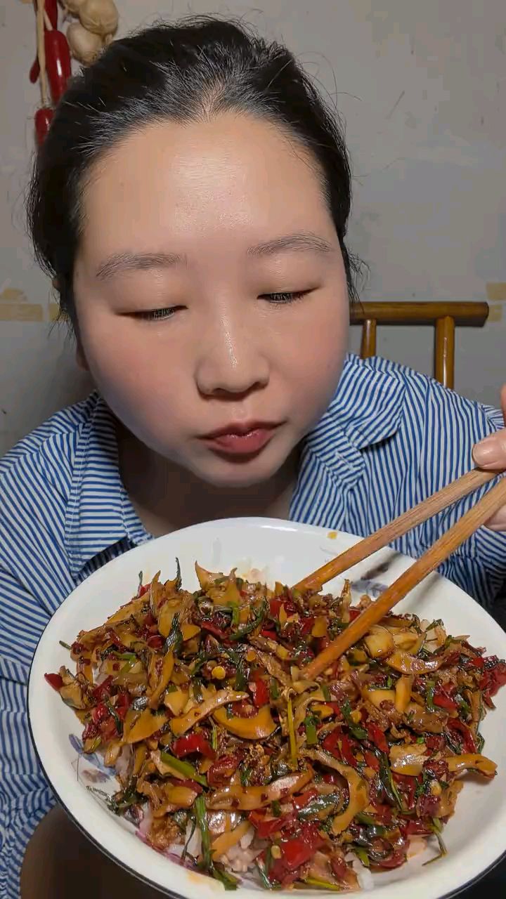 农村家常下饭菜,辣椒炒河蚌肉,香喷喷。