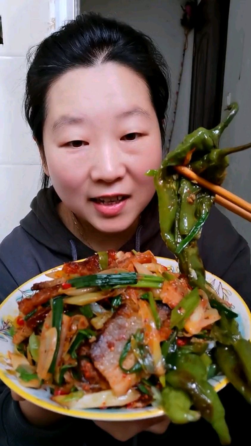 农村家常下饭菜,爆辣椒,藠头炒腊肉,香喷喷。