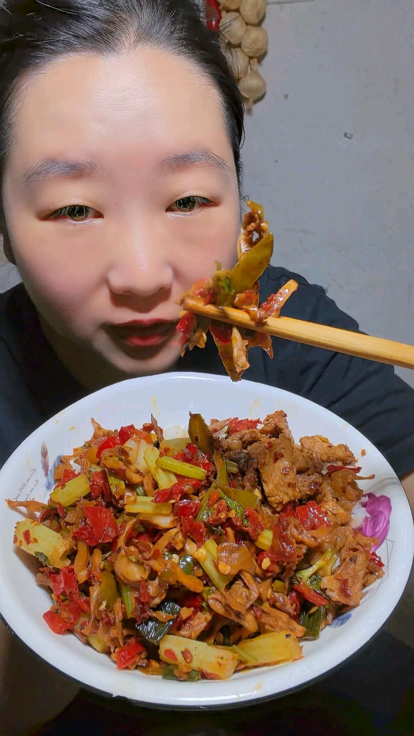 农村家常下饭菜,辣椒炒河蚌肉,香喷喷。
