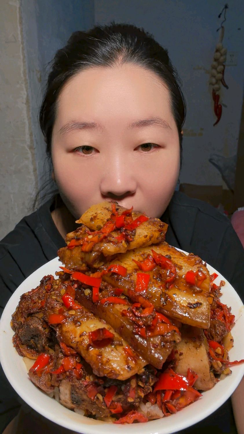 农村家常下饭菜,莲藕炖排骨,回锅肉,香喷喷。