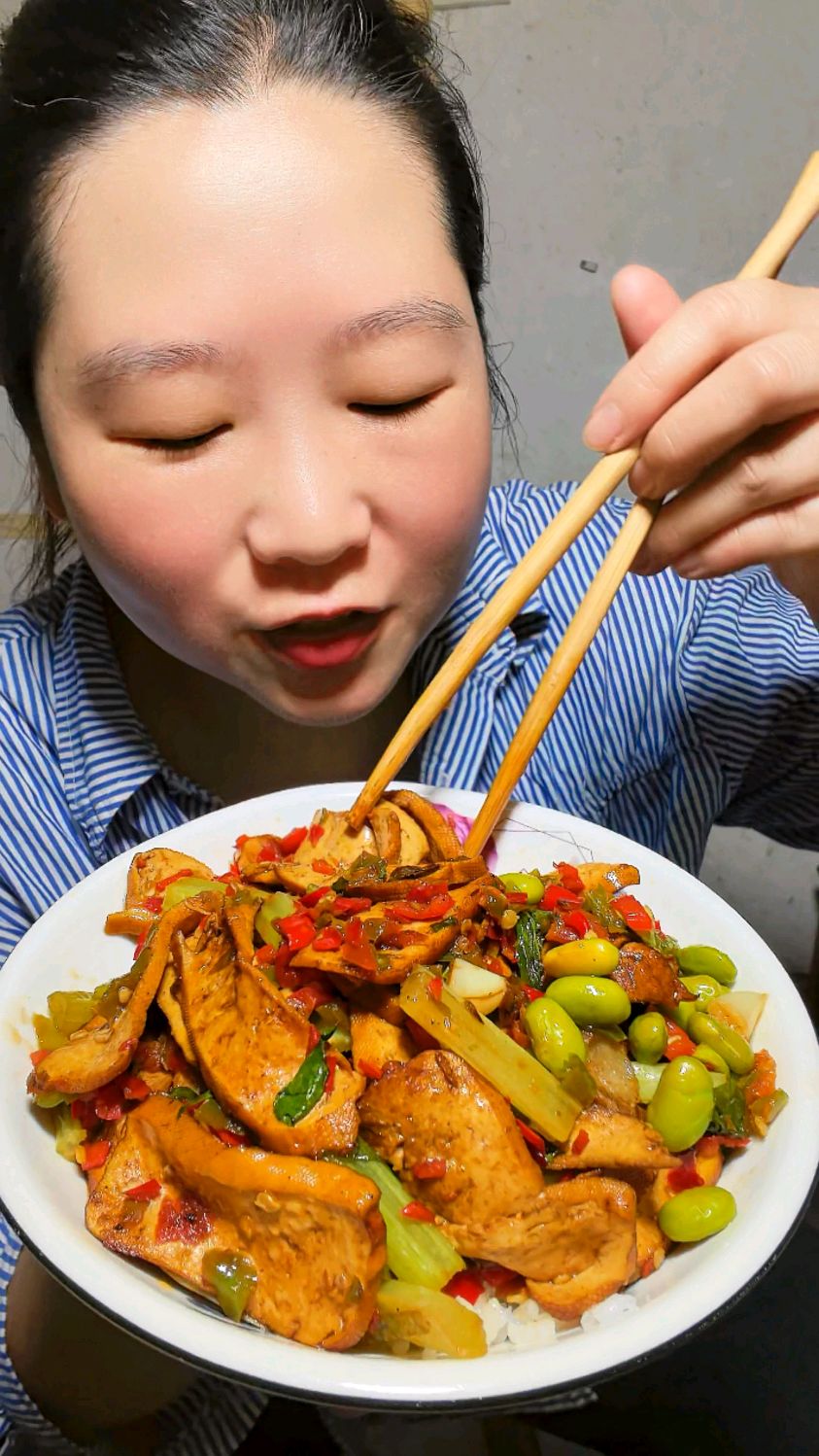 农村家常下饭菜,香干炒芹菜,辣椒炒毛豆,香喷喷。