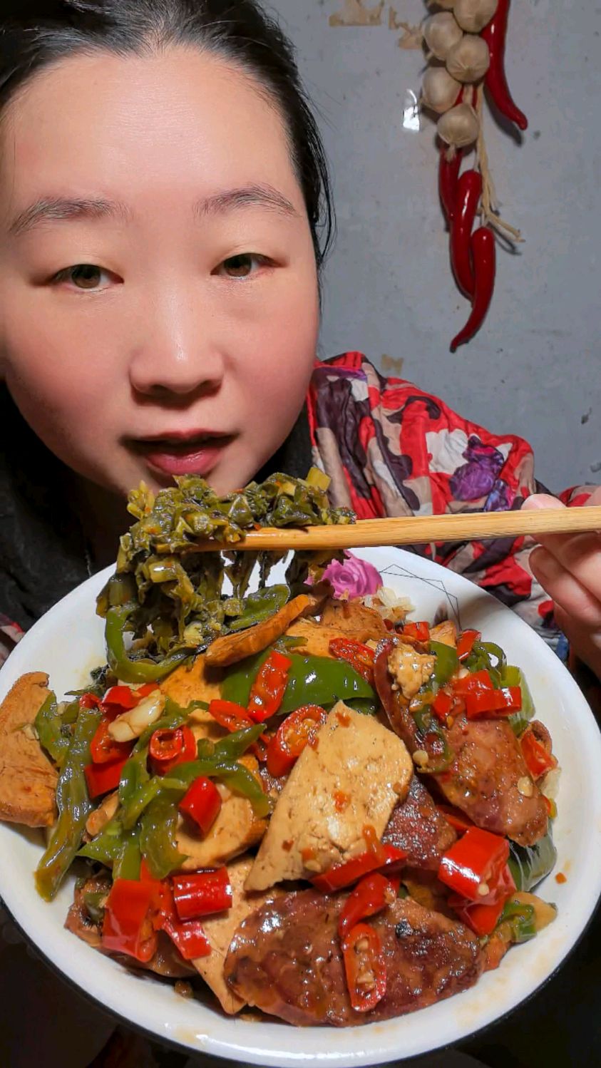农村家常下饭菜,香干炒腊肠,酸菜,香喷喷。