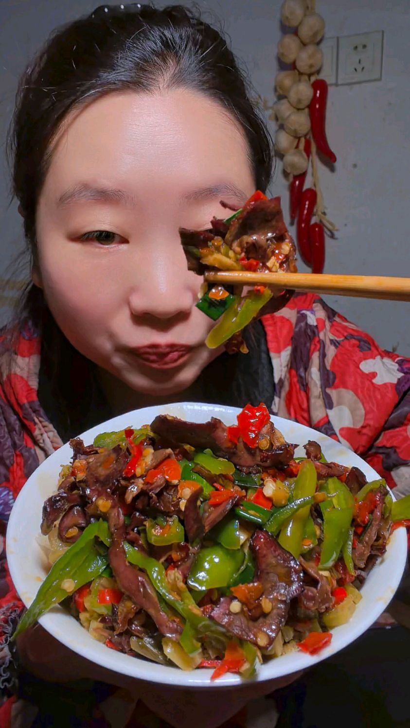 农村家常下饭菜,辣椒炒腊猪心,香喷喷。