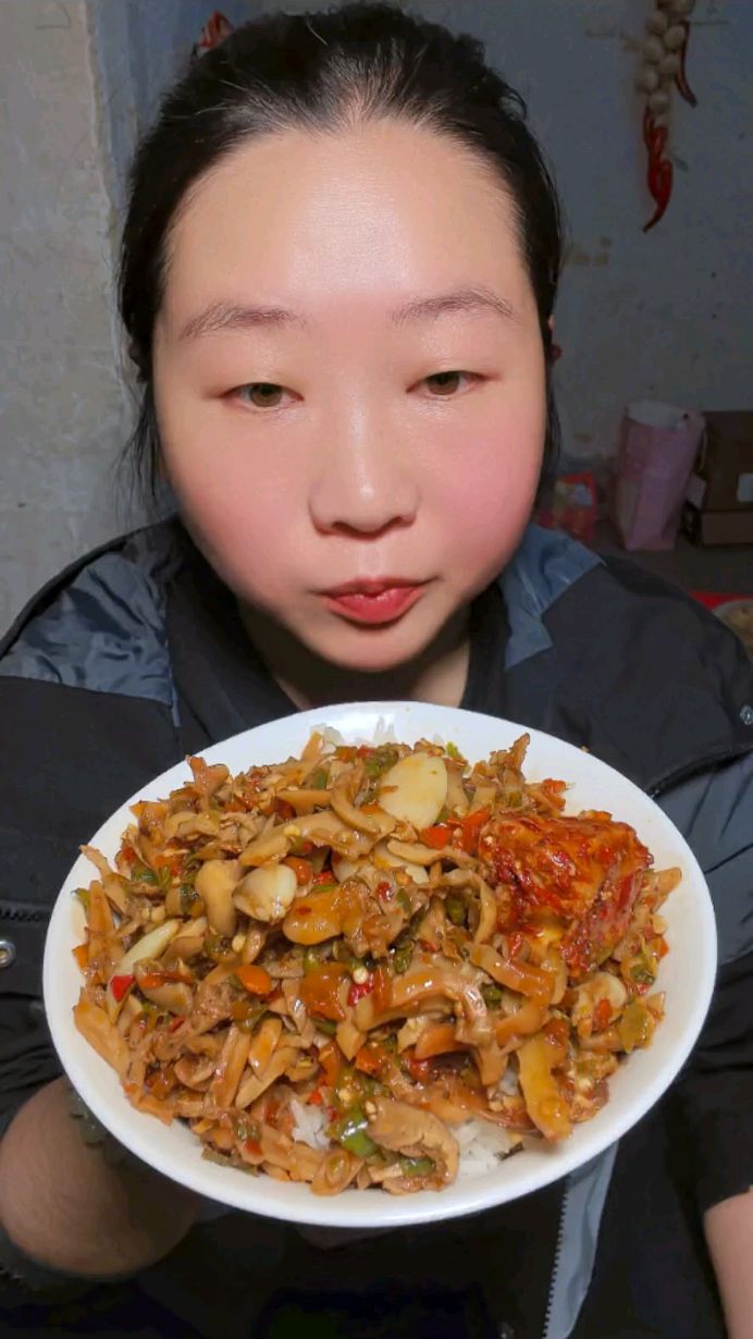 农村家常下饭菜,辣椒炒河蚌肉,香喷喷。