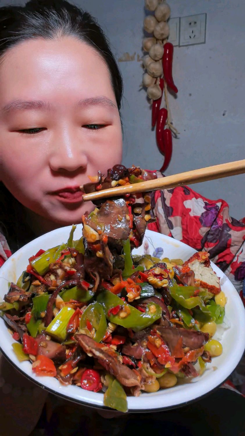 农村家常下饭菜,辣椒炒腊猪心,香喷喷。