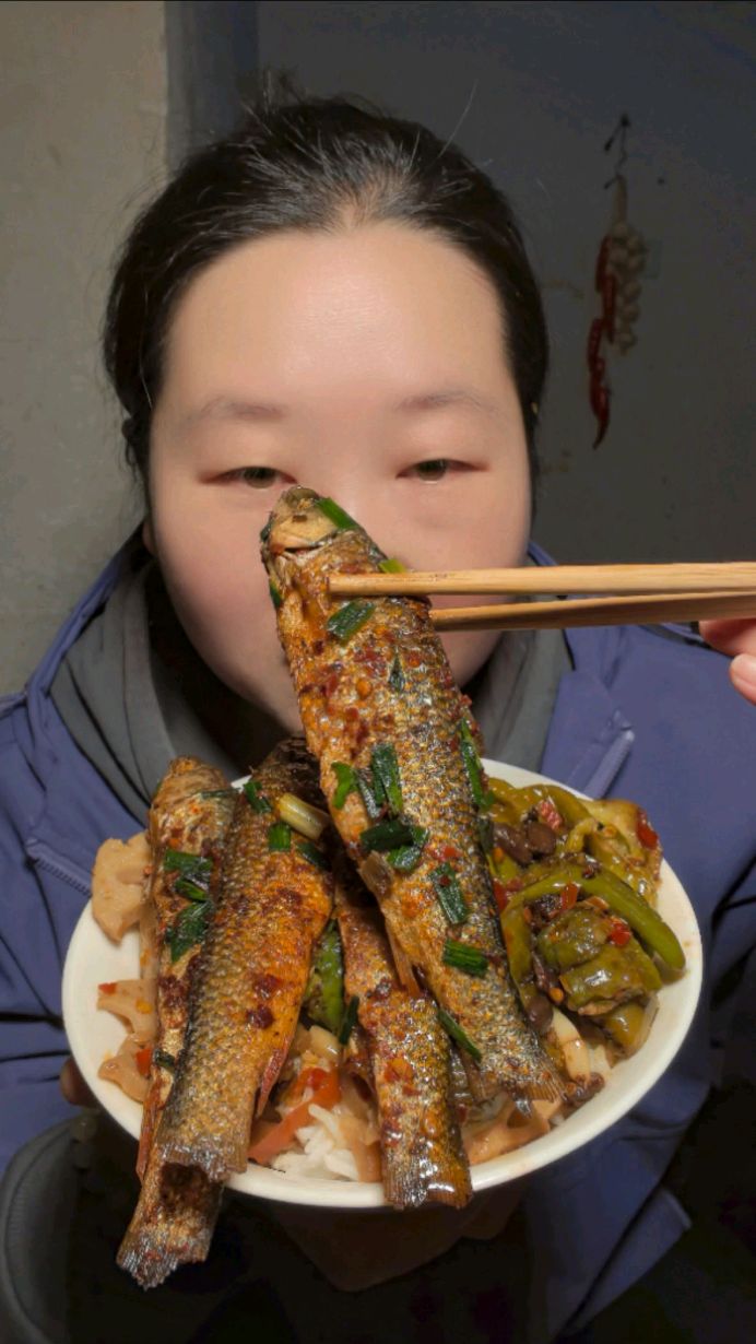 农村家常下饭菜，香辣火培鱼，香喷喷。