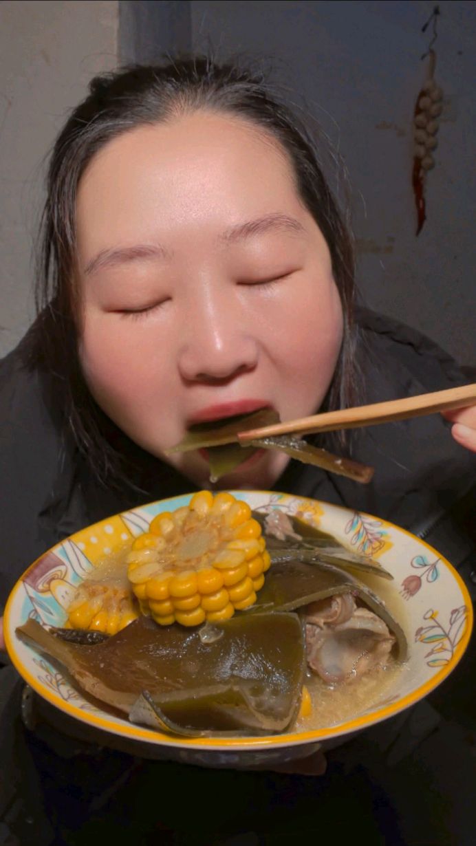 农村家常下饭菜,海带头玉米排骨汤,香喷喷。
