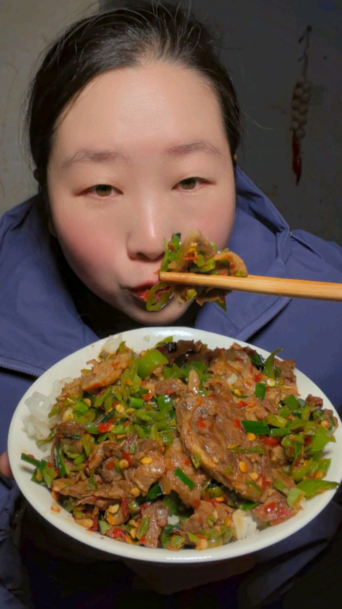 农村家常下饭菜,辣椒炒猪头肉,香喷喷。
