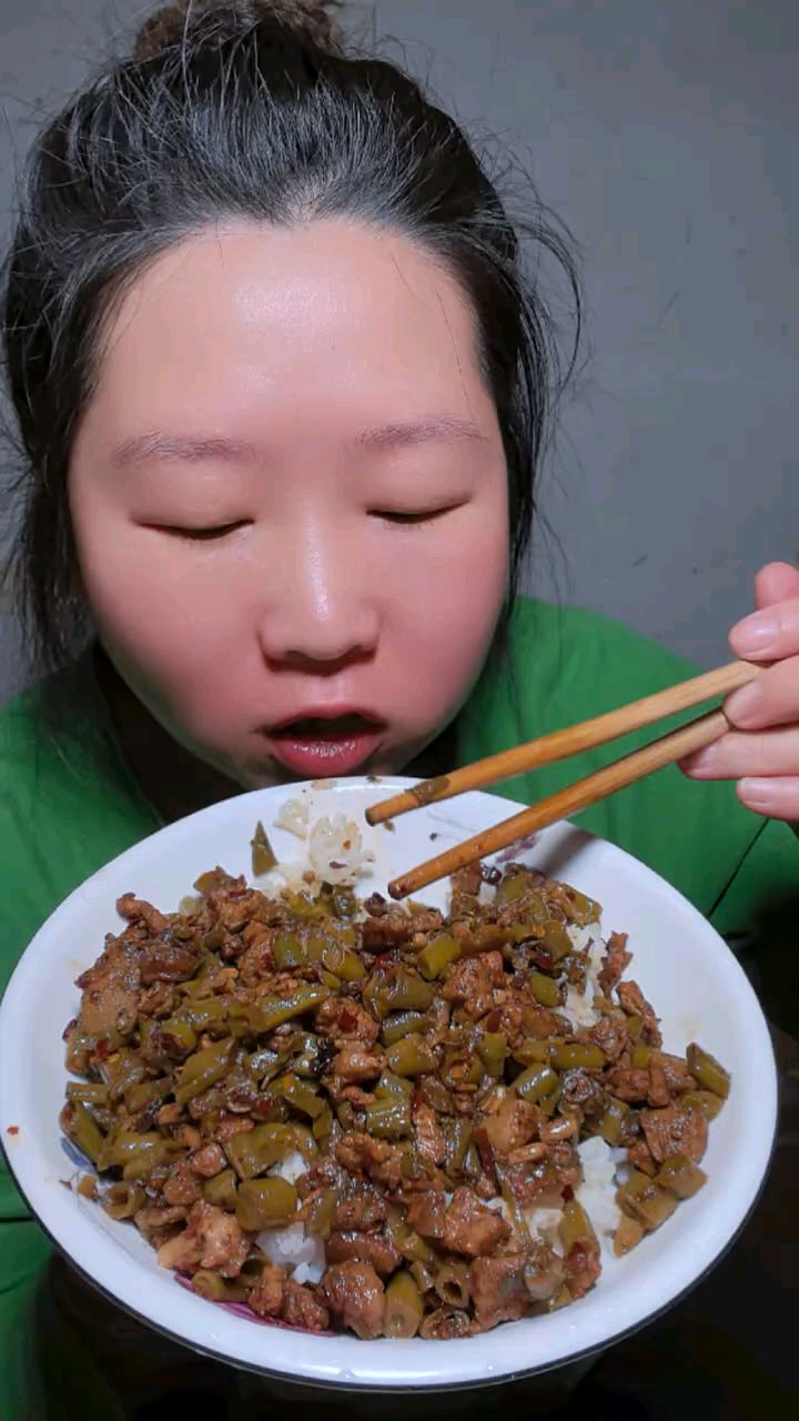 农村家常下饭菜，酸豆角炒肉沫，香喷喷。