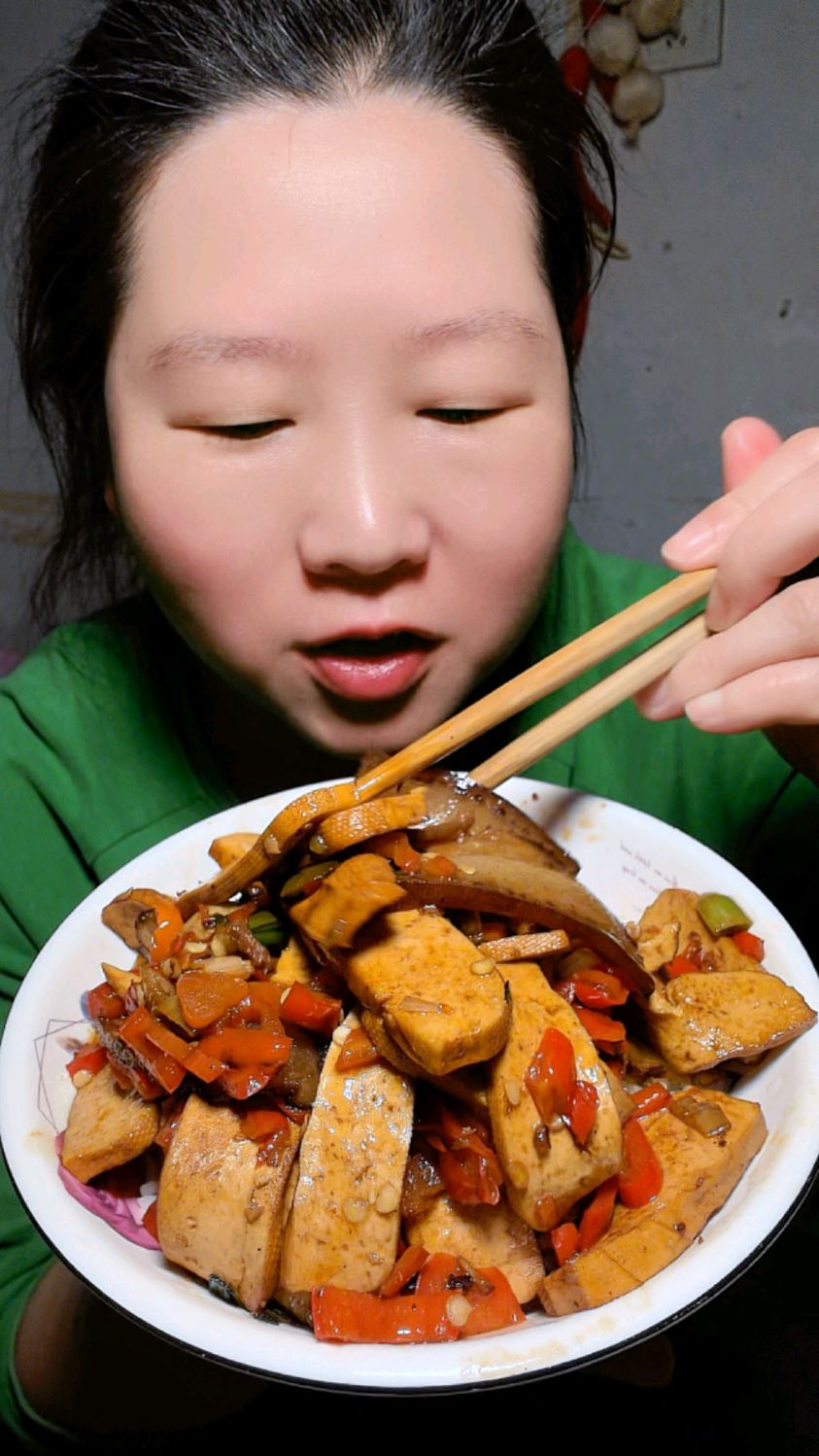 农村家常下饭菜，腊肉炒攸县香干，香喷喷。