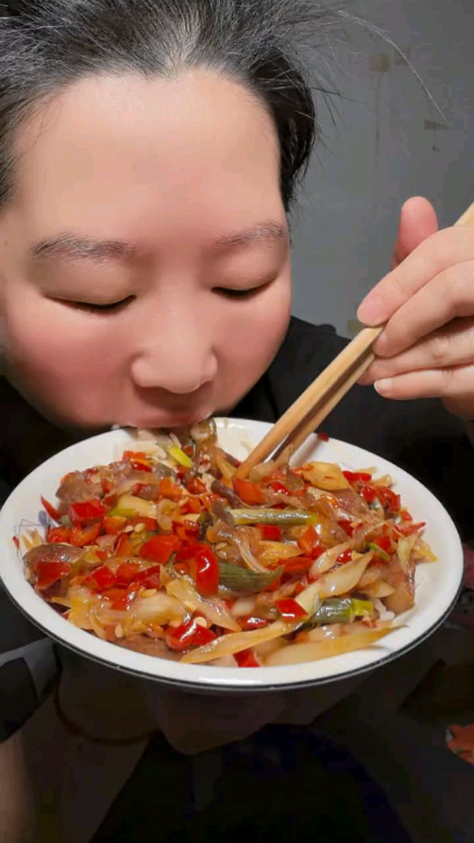 农村家常下饭菜，腊肠炒藠头，香喷喷。