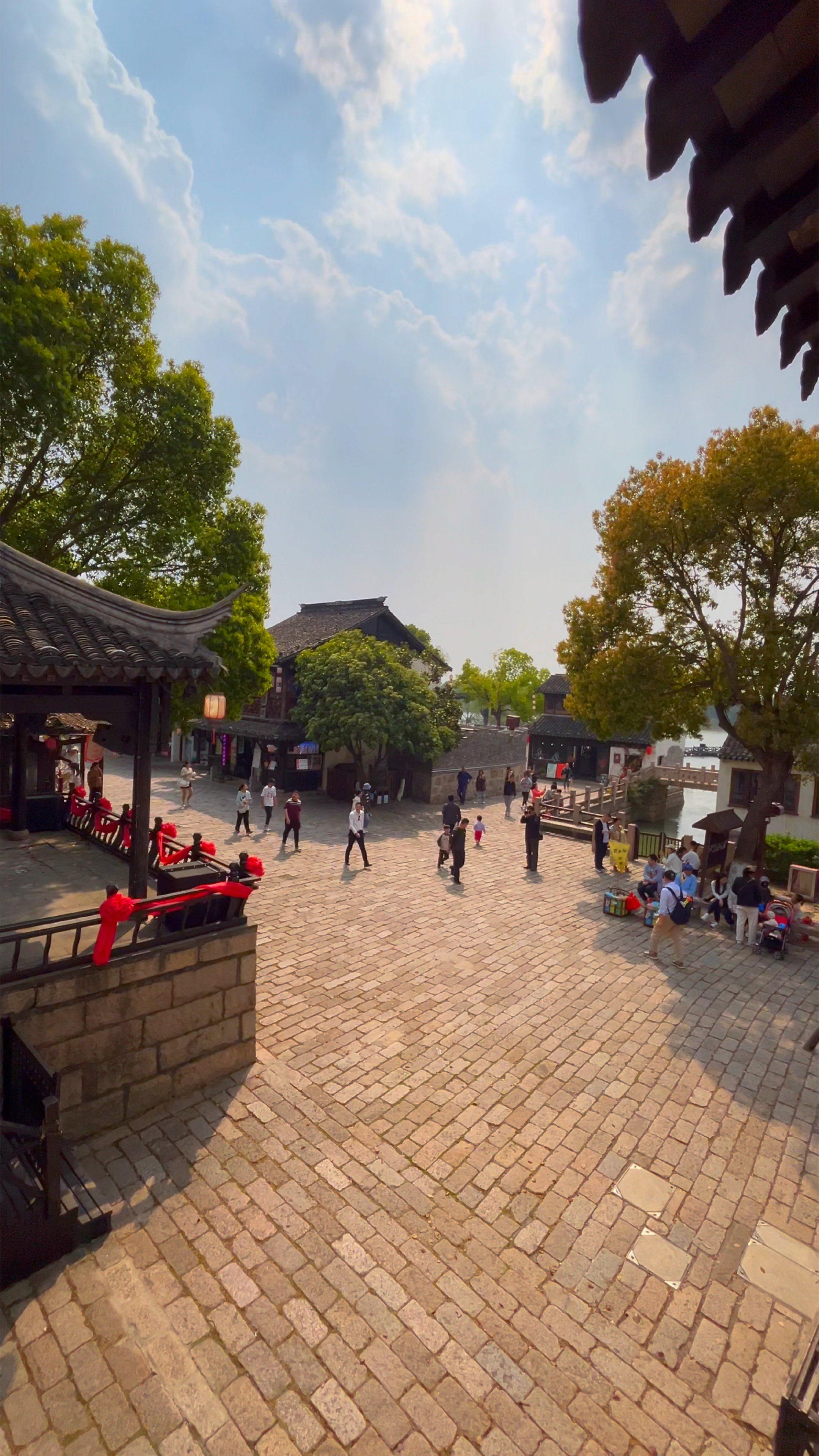 漫步在苏州常熟沙家浜,不仅能感受历史的气息,还能品尝特色美食