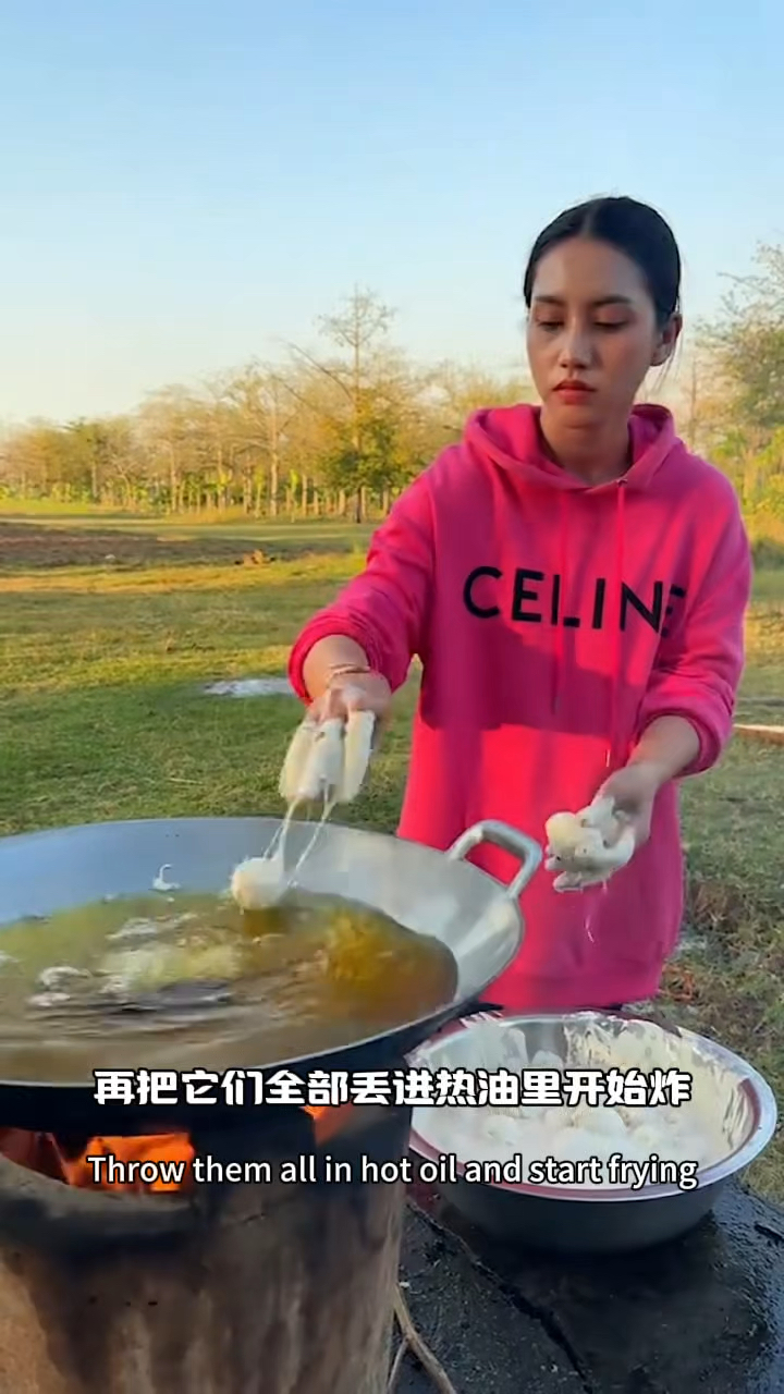 女人冒险做了一盆油炸鸡蛋,没想到味道很不错。