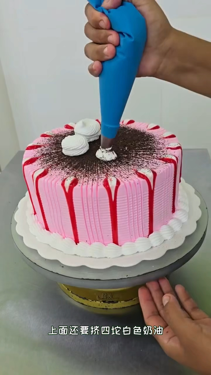 原来生日蛋糕是这样做出来的,太不可思议了。