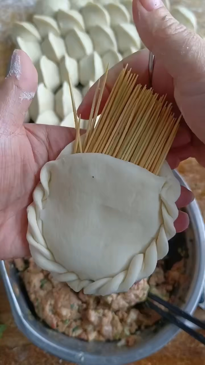 女人用牙签包饺子,包出来很好看。