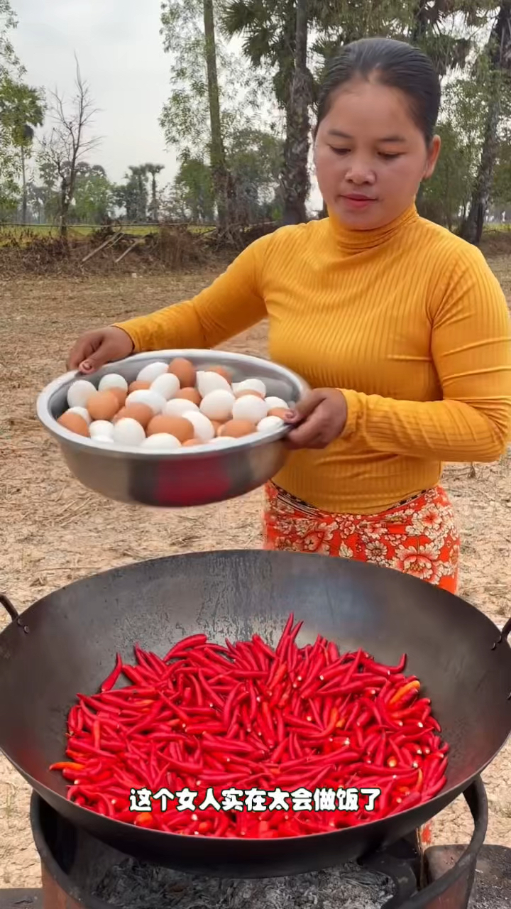 女人做了一锅麻辣蒸蛋,好看又好吃。