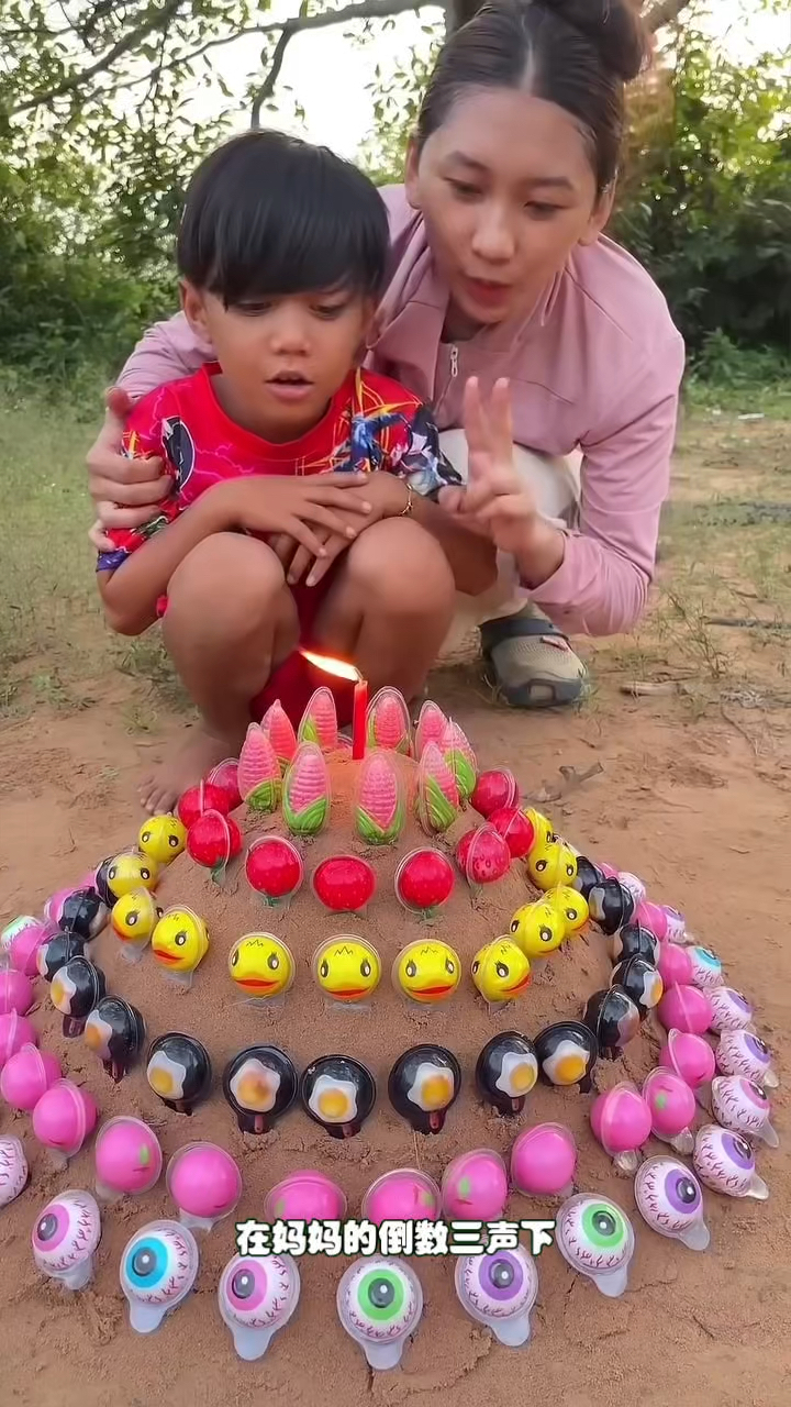 男孩想吃生日蛋糕,却没有钱买。