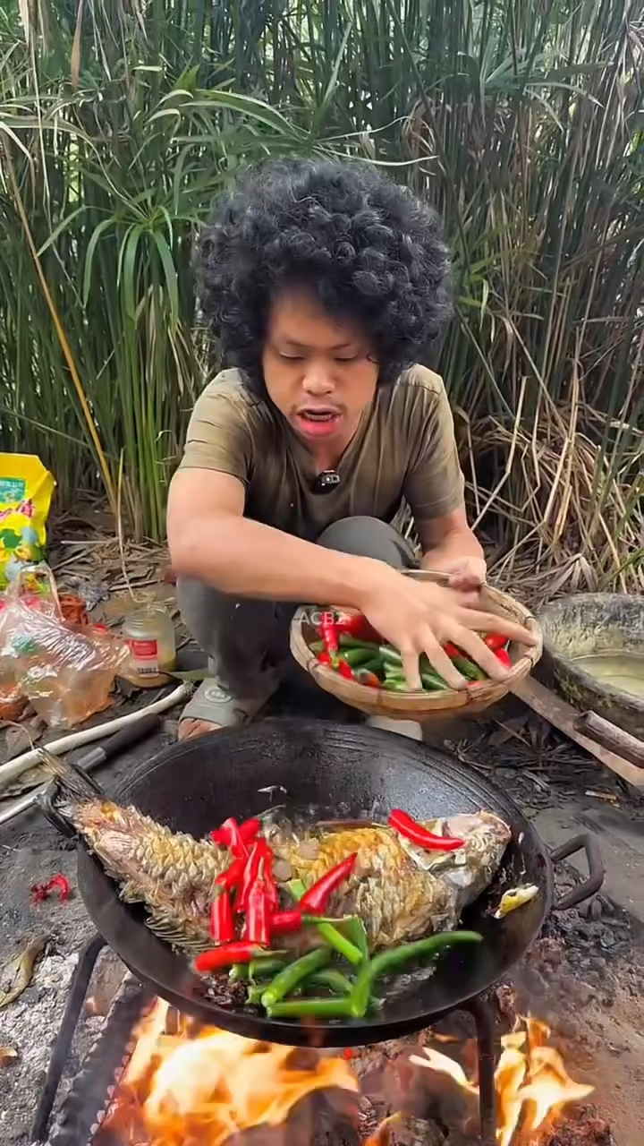 男人在野外做了一锅红烧鱼,非常下饭。