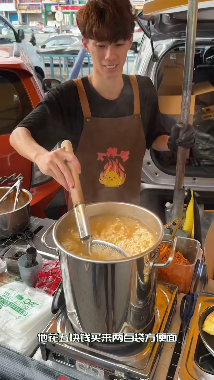 小伙把普通的方便面,卖出好价钱。