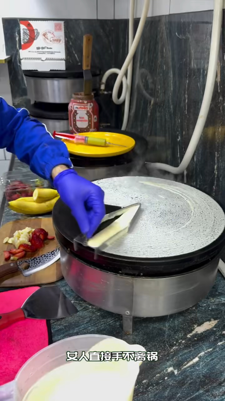 女人三十秒做了一张煎饼果子，又薄又脆好吃不贵。