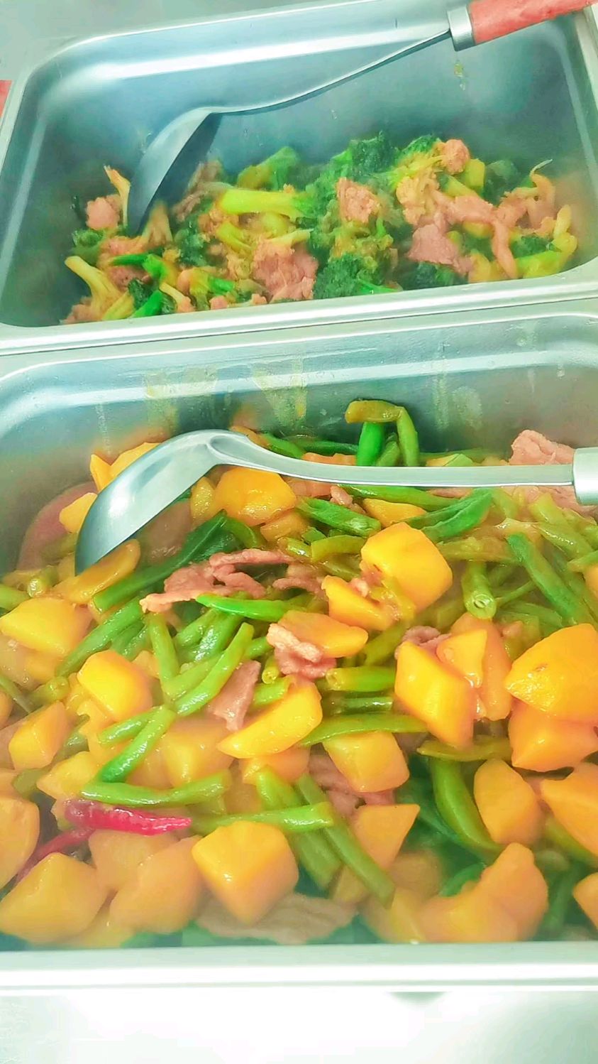 食堂大锅菜,两菜一汤,今天吃的是乱炖和菜花炒肉