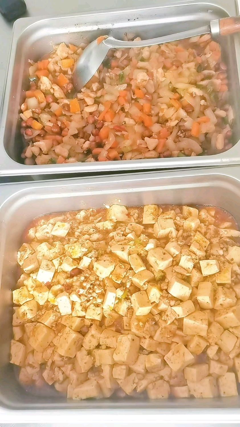 食堂大锅菜两菜一汤,今天一个宫保鸡丁,一个麻婆豆腐
